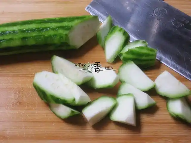 2,新鲜丝瓜一条,洗干净削去凹凸棱角和薄皮,切菱形状备用.