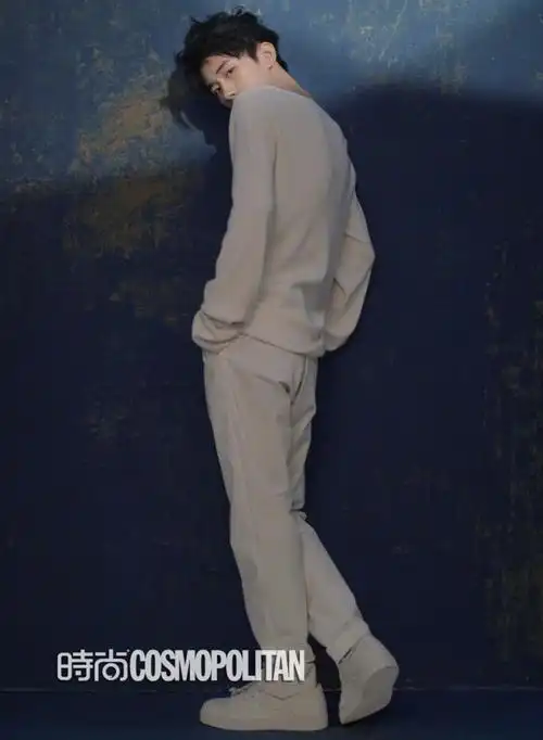 易烊千玺白衣少年款款深情