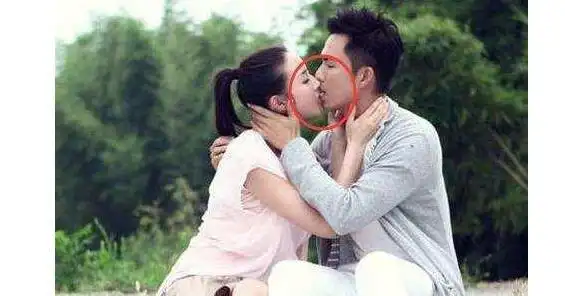 最打脸的穿帮镜头,关晓彤鹿晗这深情一吻,心疼胖迪啊!