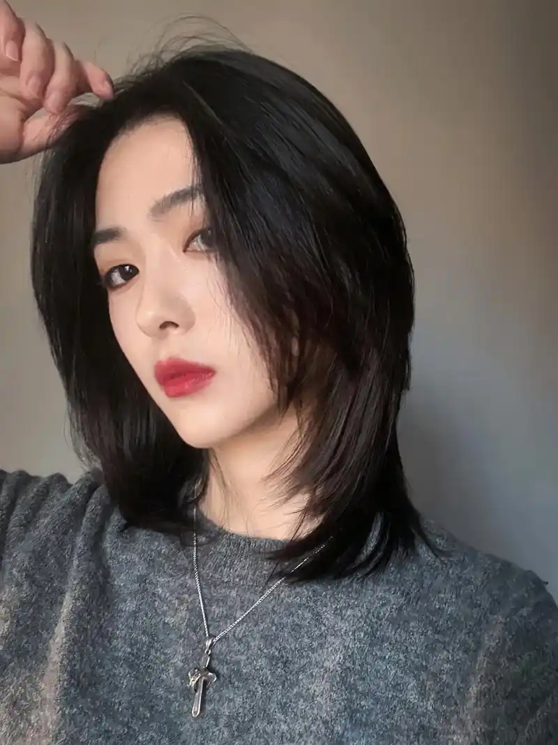 不挑任何脸型女生 适合夏天高层次锁骨短发.