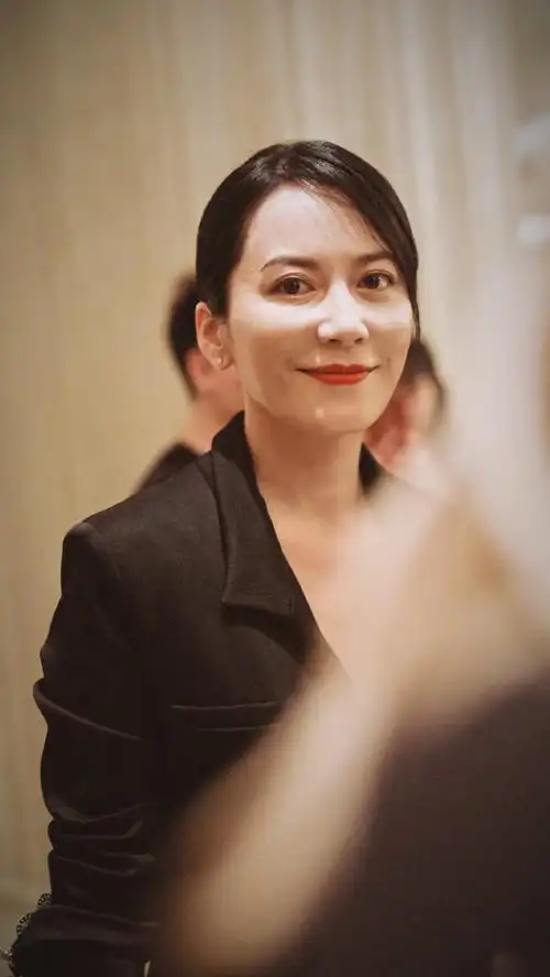 俞飞鸿走机场t恤搭配热裤大长腿吸睛