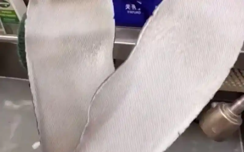 为什么在家洗鞋,鞋垫总是脏脏的刷不干净!