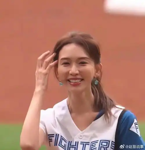 林志玲近照曝光,已经很自律了,身材还保持少女状态,看脖子简直是断崖