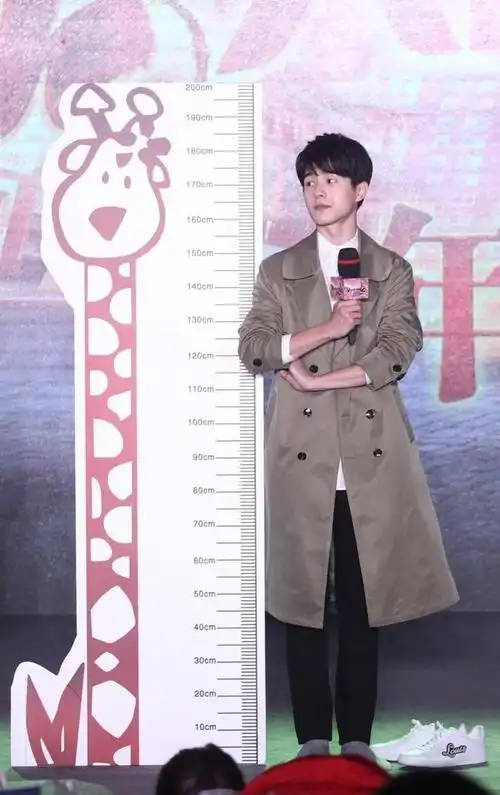 杨洋蔡徐坤朱一龙出席时尚先生一张背景板暴露了他们真实身高