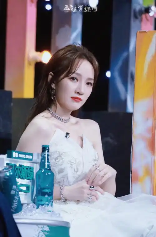 孟佳荧幕婚纱初体验##孟佳谈理想中的爱情