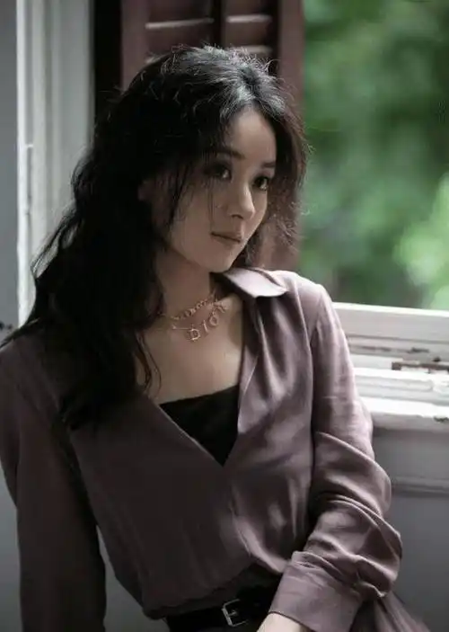 赵丽颖变身文艺少女拍大片,一头卷发眼神灵动写满故事,气质超赞