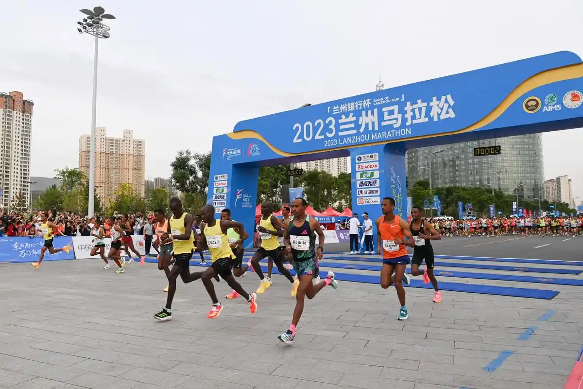 马拉松——2023兰州马拉松鸣枪开跑
