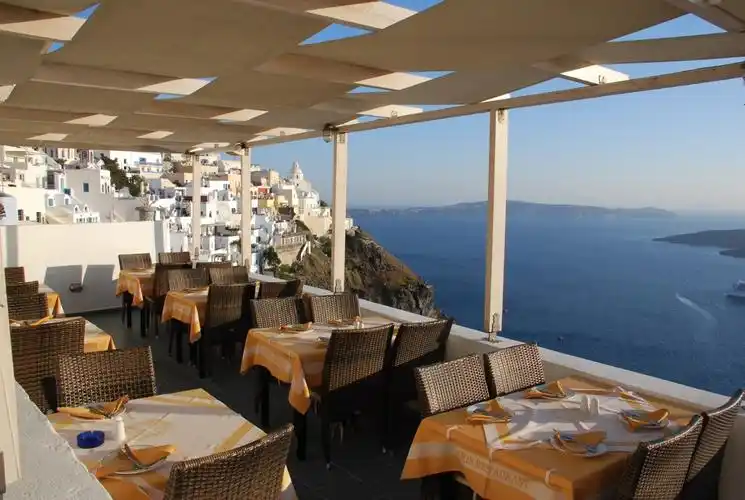 标题:希腊圣托里尼的海景餐厅