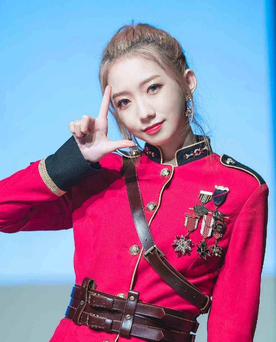 有一种证件照叫孟美岐!离开浓妆的她,霸气"山支哥"变邻家小妹