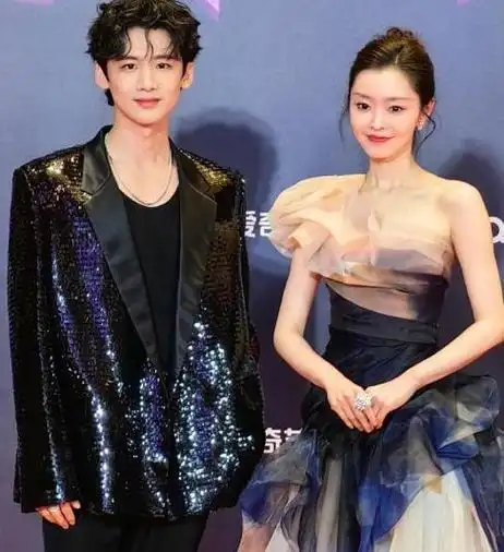 不敢去扶好友谭松韵,还避嫌一前一后上台,白敬亭是真的很爱宋轶