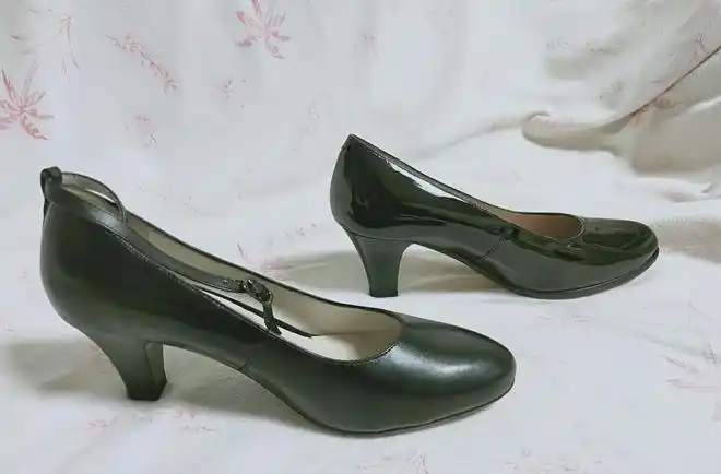 常服女军官皮鞋很大方,礼服皮鞋很时尚却磨脚臭脚,你愿意穿哪个