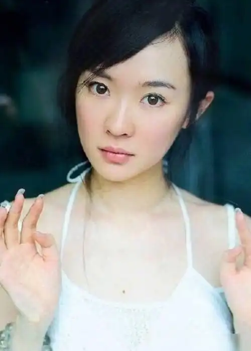 霍思燕出道时旧照曝光,穿上吊带清纯灵动,终于信了杜江的审美!