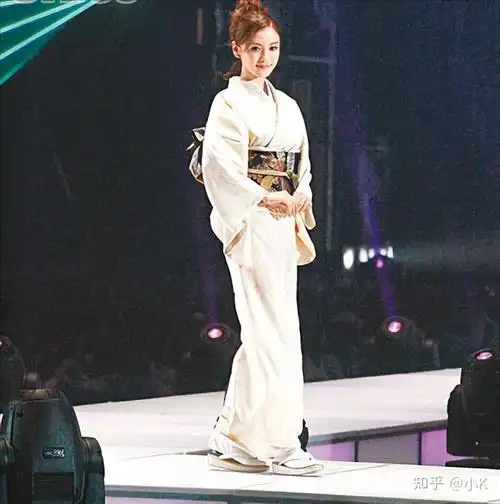 在日本的这片土地上经常能见到杨颖身穿和服的画面,再化着一个超日系