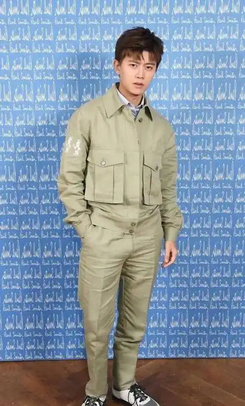 一件宝蓝色的长风衣,内搭一件印花衬衫,下穿同色的裤子和鞋子,任嘉伦