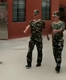 军训后走路都不自然了总有几个四肢不协调的同学逼疯教官