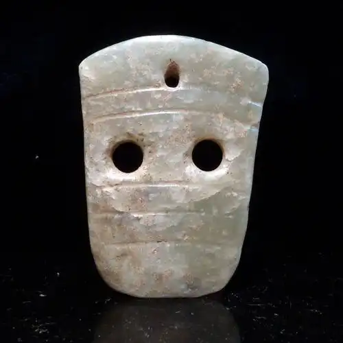 红山文化三孔玉佩