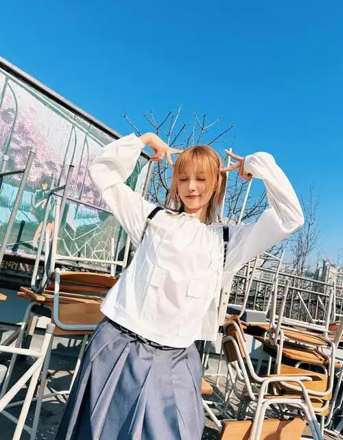 宋雨琦大秀尺度穿搭,时尚性感!