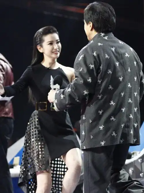 李冰冰成龙录制现场频暧昧