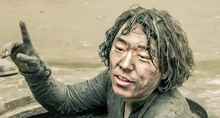 黄渤为了追求真实感,直接用下水道的臭泥往身上抹,臭泥用鼻子闻都难受