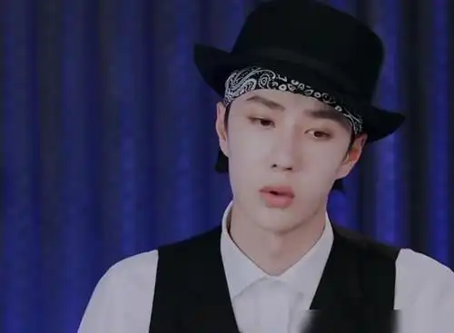 街舞小鸡指导王一博造型频撞风格礼帽头巾太帅比谢汶凯强