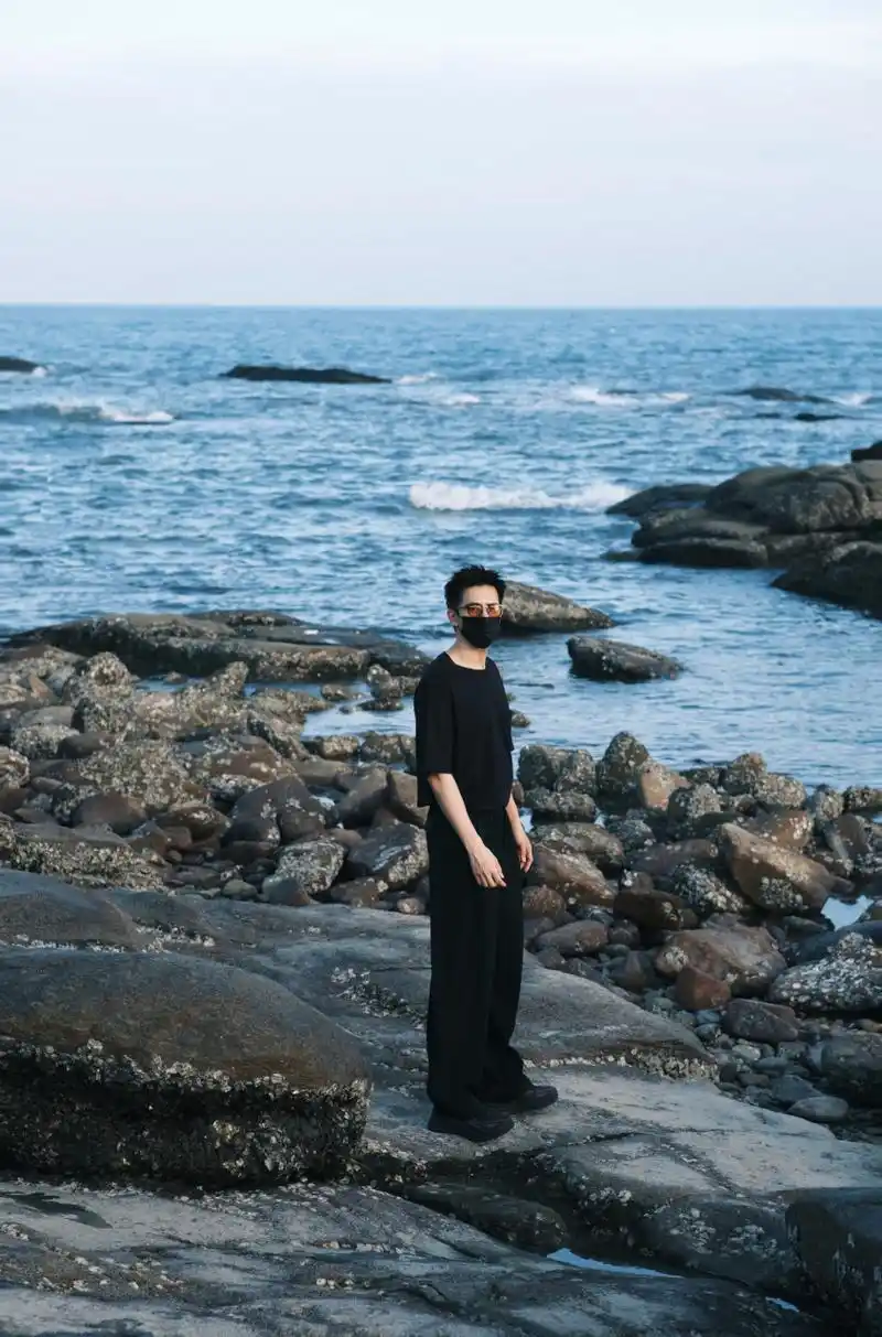 李现插兜背影照#  帅到词穷!