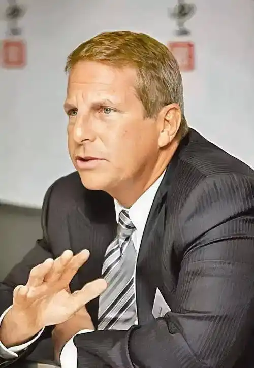 李玟的老公乐裕民是一位加拿大人,他的成功经历有点类似电影《赛末点