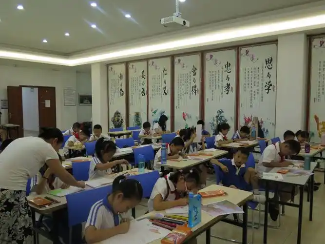 "小社区,大舞台"——渔二社区"四点半课堂"之彩铅绘画培训开班啦!