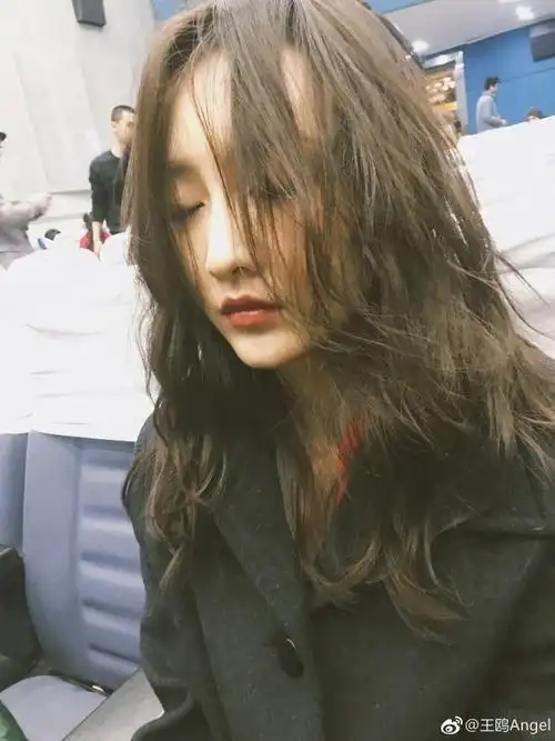 王鸥披头散发坐着打盹儿,头发遮住半张脸但依然挡不住高颜值!