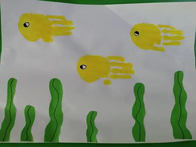 以小手拍拍稳定情绪,欣赏视频,引导幼儿讲述海底世界小鱼的颜色