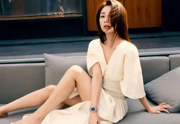 46岁殷桃胆真肥,衬衫直接光腿穿坐下要用手遮,水蜜桃身材太性感|邓超