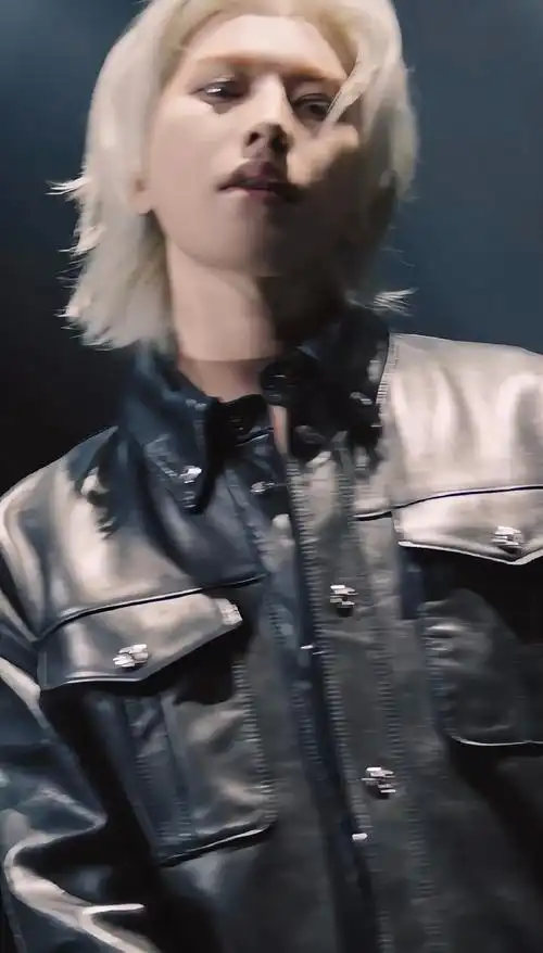 蔡徐坤染了银发梦回偶练