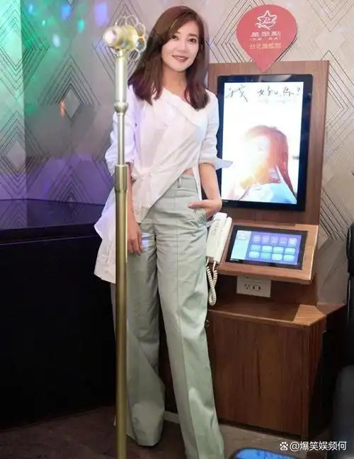 41岁梁静茹真会穿,及踝礼服配驴蹄鞋显高显瘦,155身高也能有范