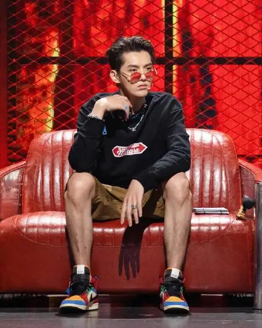 有种"整容"叫吴亦凡,放下刘海挡住30岁皱纹,秒变韩式欧巴