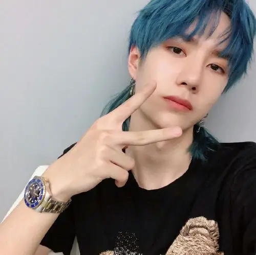 王一博式"比耶",这么新鲜的一博真的是太可爱,居然还有小心心