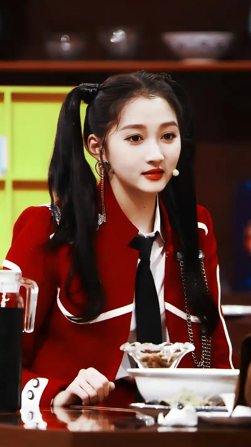 关晓彤红色美装系列