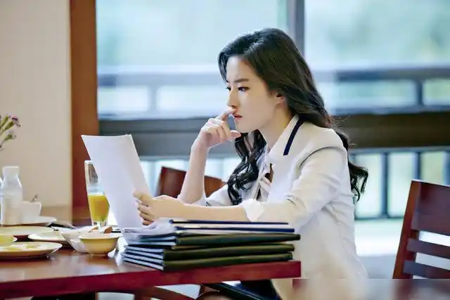 第三种爱情刘亦菲最美的现代装女性的柔美和刚毅尽显无疑