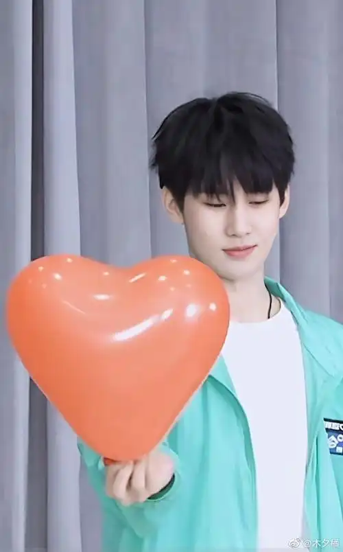 张真源运动特辑饭修图 可可爱爱的丰富小表情……__财经头条