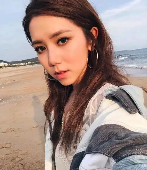 邓紫棋儿时嘟嘴卖萌与长大后的嘟嘟嘴_高清图集_新浪网