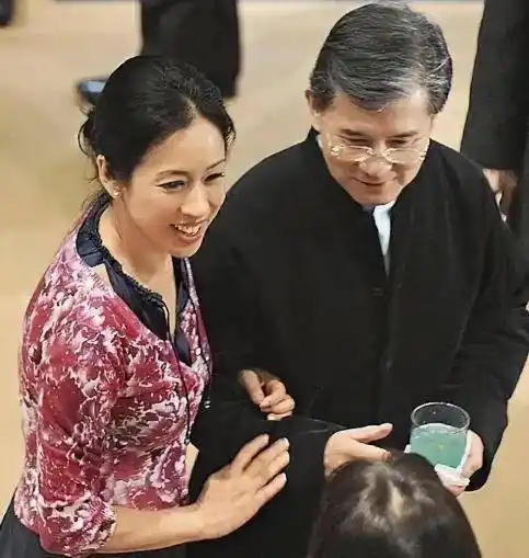 朱玲玲是个资深美女,身材气质都一流,罗康瑞才会追求她.