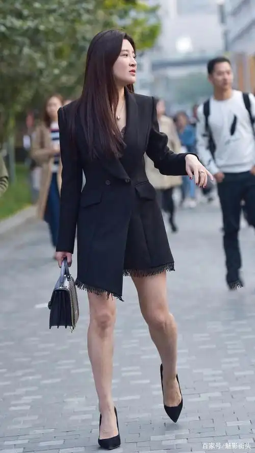 黑色西装裙搭配黑色尖头细跟鞋,黑色系搭配显身材,精致感十足