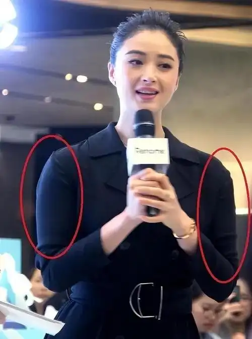 女明星通常都是偏小骨架,而且她们的体重都不超过100斤,所以蒋欣的130