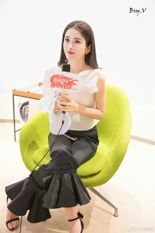 赵韩樱子接受采访,每一个镜头抓拍都好美,温柔淑女,魅力动人.