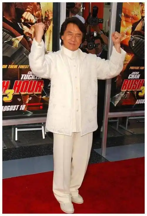 成龙70岁参加活动,花白头发展现老态,偶像老成对许多人而言.