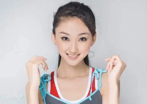 1993年因在马景涛,陈德容主演的琼瑶剧《水云间》中饰演画儿,而成为