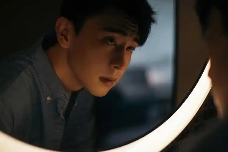 邓伦初冬胶片风写真图片,分享一组邓伦图片给大家,图中的明星图片壁纸