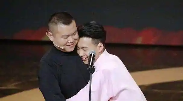 郭德纲心里苦德云社郭麒麟参加张若昀婚礼因踮脚拍照上热搜