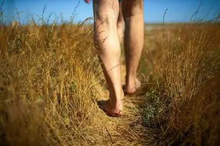 情路我赤脚行走图片