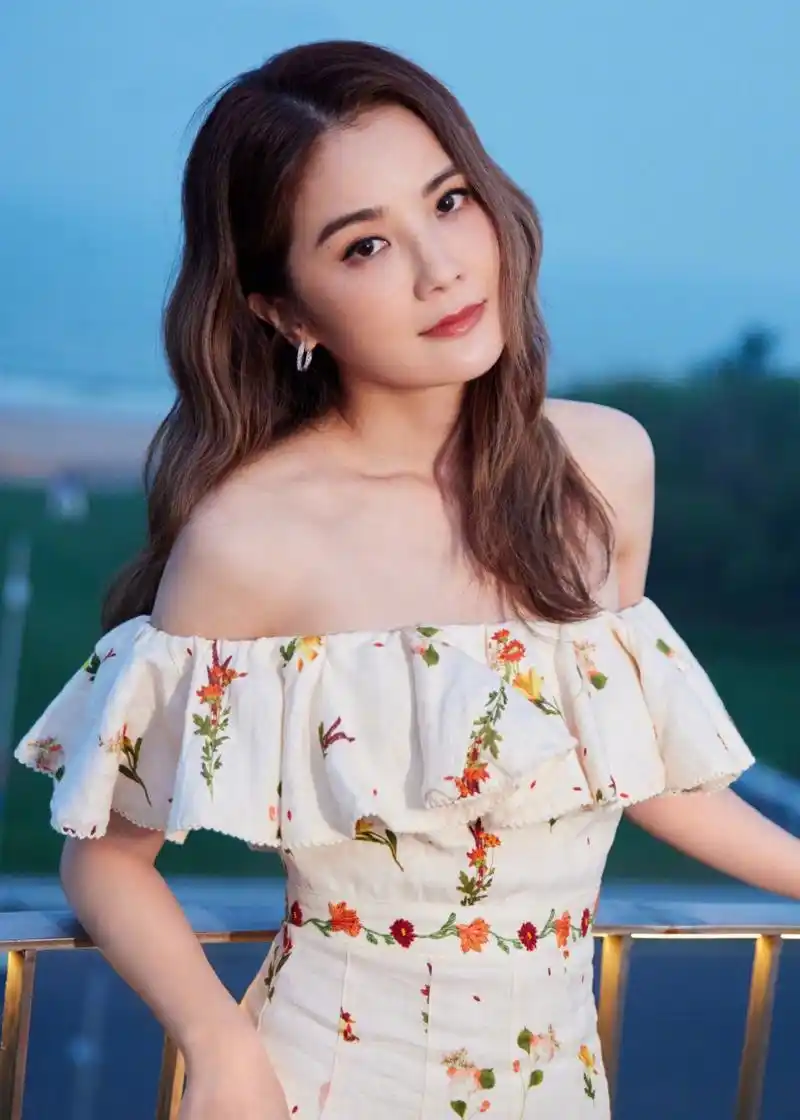 蔡卓妍# 一袭碎花抹胸裙,肤白貌美的脸蛋儿,丰满傲人的事业线,前凸后