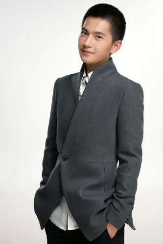 杨洋花开半夏开拍为演多才校草苦练钢琴