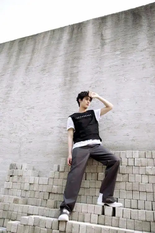 肌肉男:新晋"鲜"生黄俊捷时尚写真 简约不失个性-小虾米
